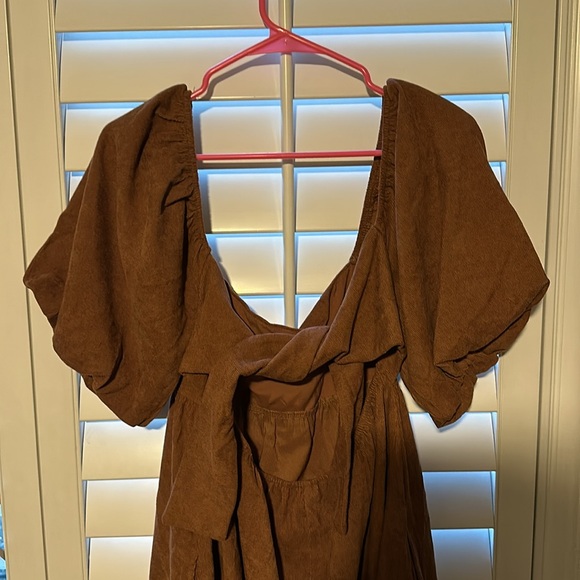 Brown mini dress with puffer sleeve - Picture 2 of 3